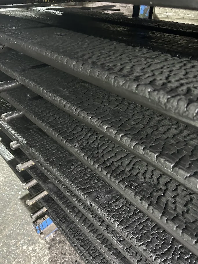 Yakisugi Atelier - Gestapelde Yakisugi planken met karakteristieke craquelé textuur