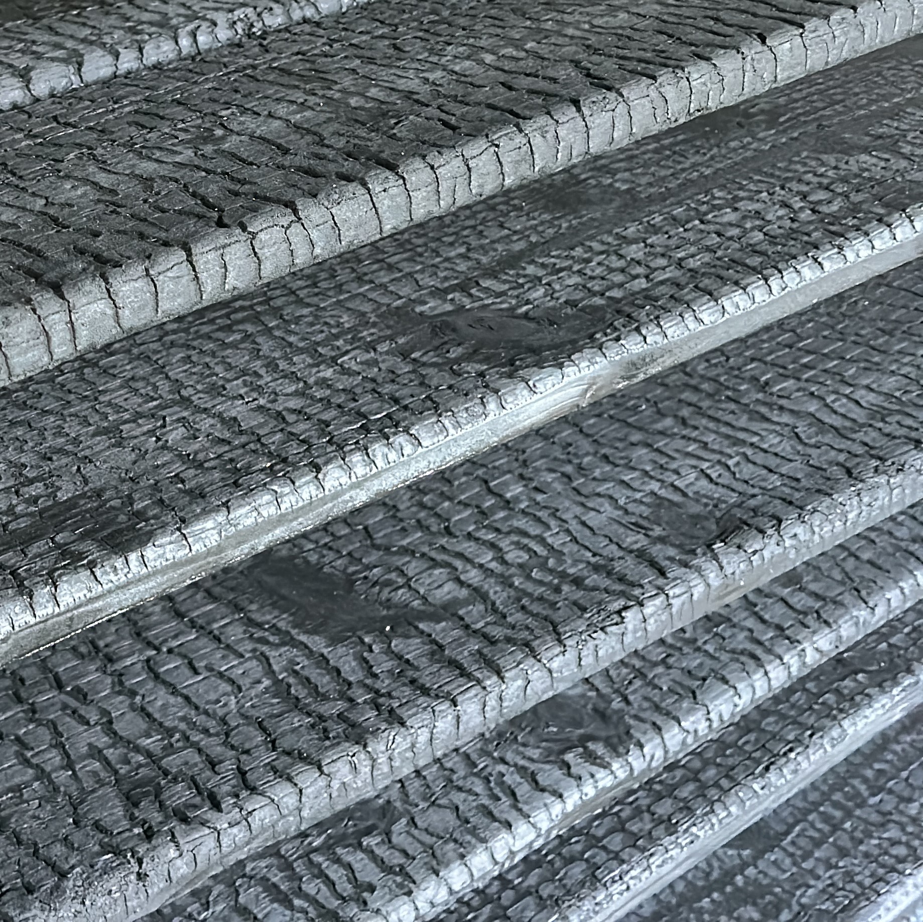 Eurosugi Porto afwerking - Diepe craquelé textuur met zilverglans. De meest dramatische afwerking met grove textuur en diep zwart.